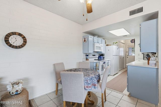 260 N Camino Del Vate, Green Valley, AZ 85614