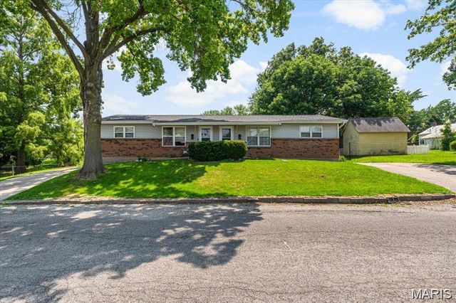 214 E Market Street, Columbia, IL 62236