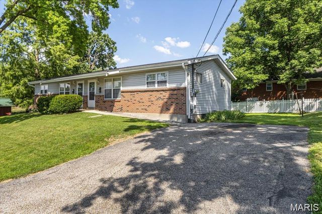 214 E Market Street, Columbia, IL 62236