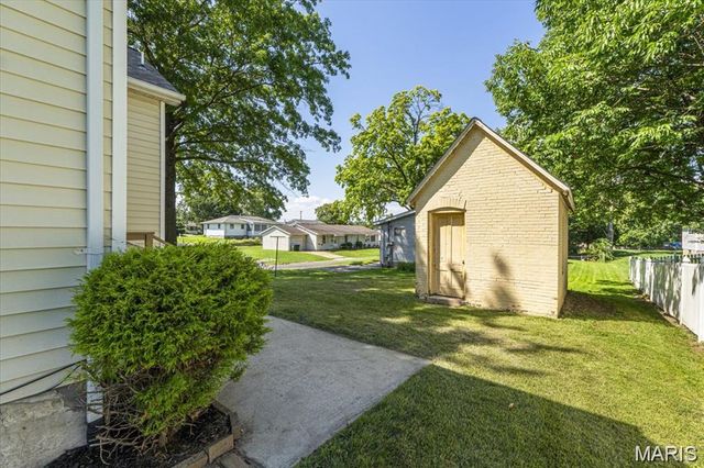 214 E Market Street, Columbia, IL 62236