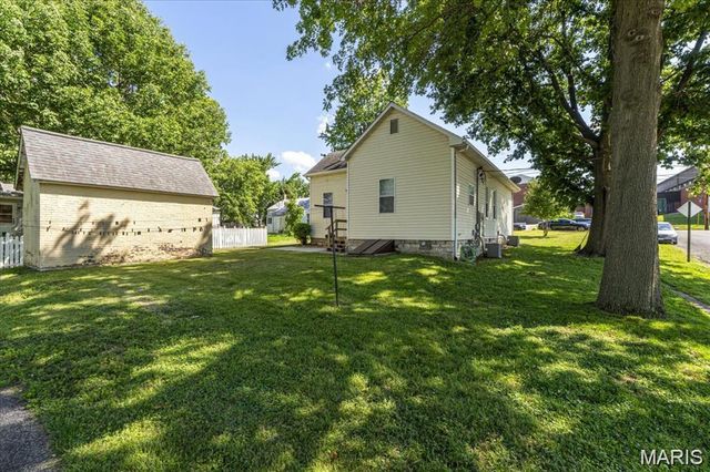 214 E Market Street, Columbia, IL 62236