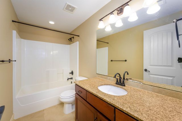 524 E Crescent Lakes Dr, Andover, KS 67002