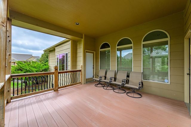 524 E Crescent Lakes Dr, Andover, KS 67002