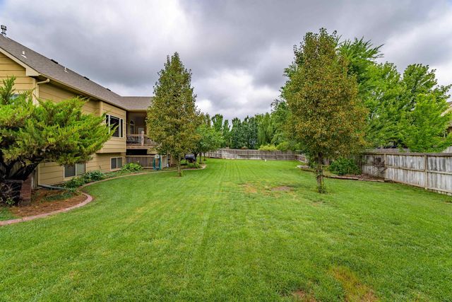 524 E Crescent Lakes Dr, Andover, KS 67002