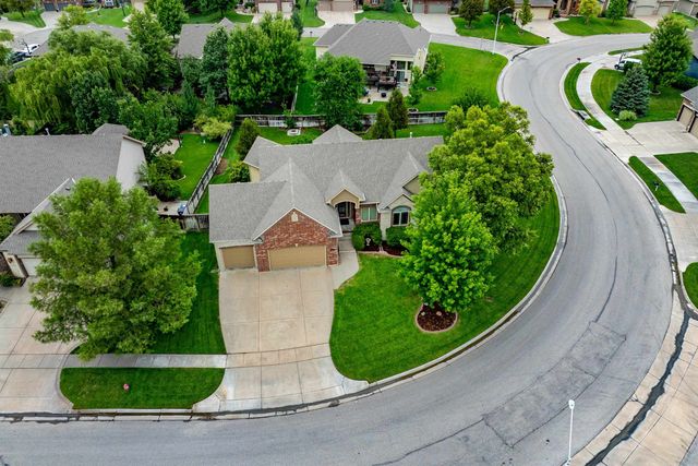 524 E Crescent Lakes Dr, Andover, KS 67002