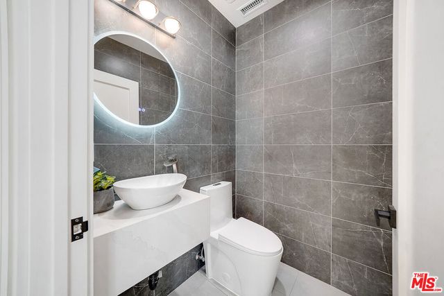 244 S Gramercy Place, Los Angeles, CA 90004