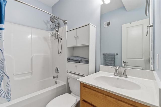 134 Beach Drive, Lake Tapawingo, MO 64015