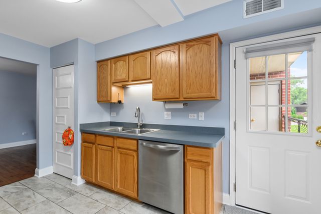 11112 E Cove Circle 3-2D, Palos Hills, IL 60465