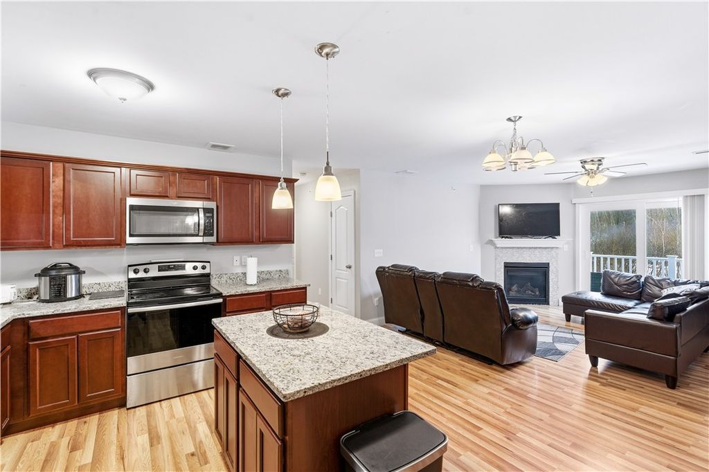 9 Gray Coach Lane 911, Cranston, RI 02921