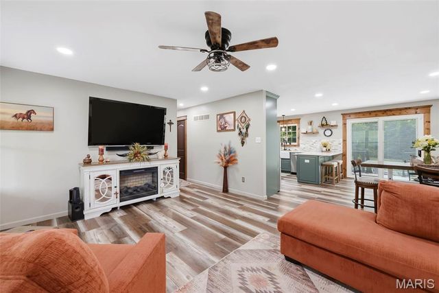 1392 N Henke Road, Lake St Louis, MO 63367