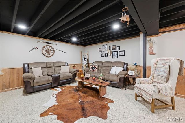 1392 N Henke Road, Lake St Louis, MO 63367