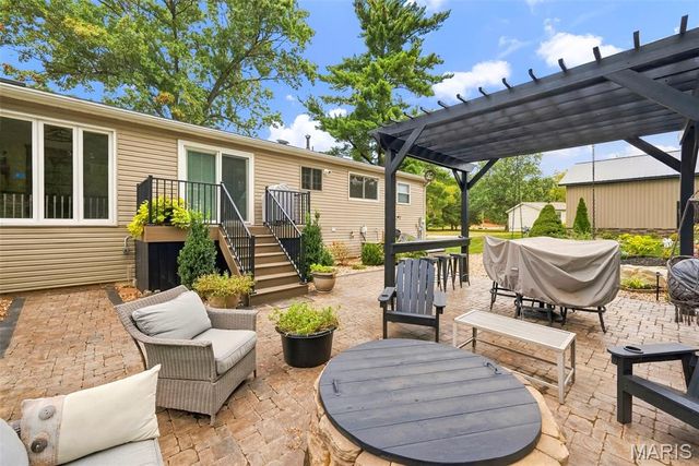 1392 N Henke Road, Lake St Louis, MO 63367