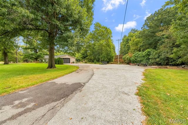 1392 N Henke Road, Lake St Louis, MO 63367