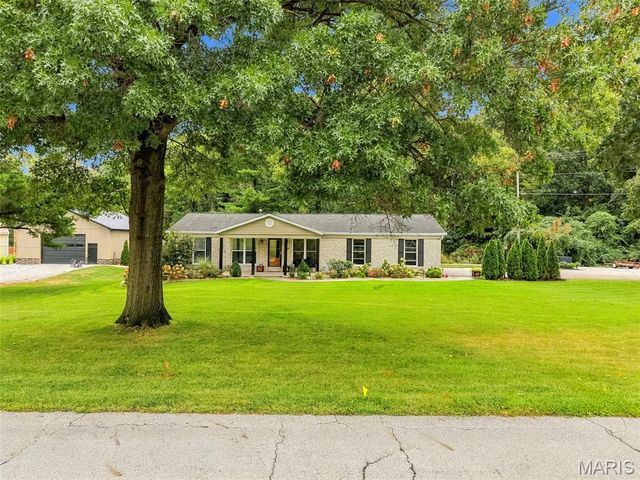 1392 N Henke Road, Lake St Louis, MO 63367