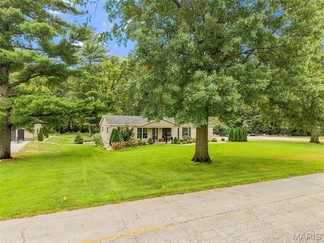 1392 N Henke Road, Lake St Louis, MO 63367