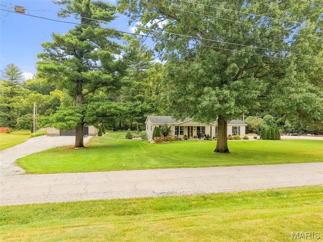 1392 N Henke Road, Lake St Louis, MO 63367