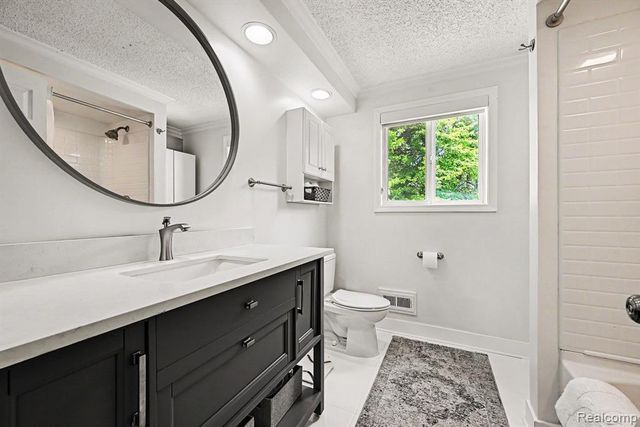 2104 Highfield Road, Waterford, MI 48329