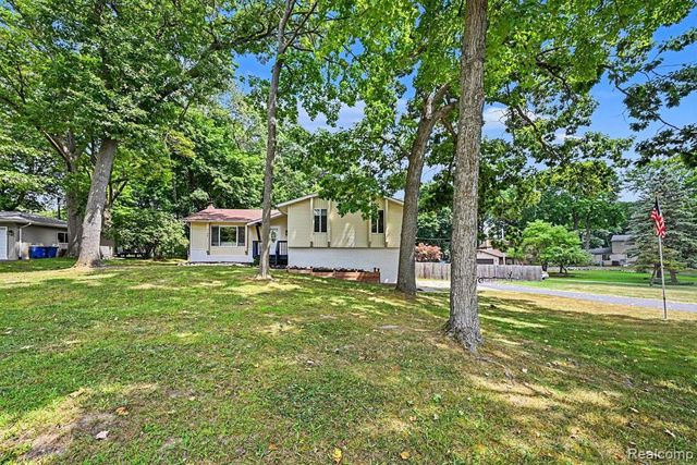 2104 Highfield Road, Waterford, MI 48329