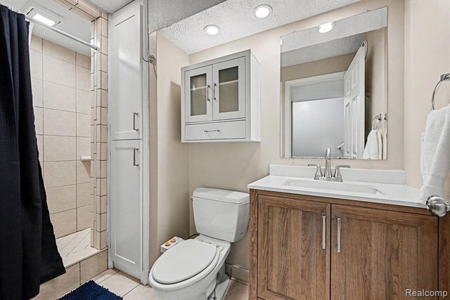 2104 Highfield Road, Waterford, MI 48329