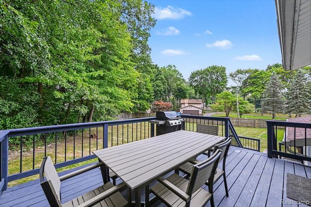 2104 Highfield Road, Waterford, MI 48329