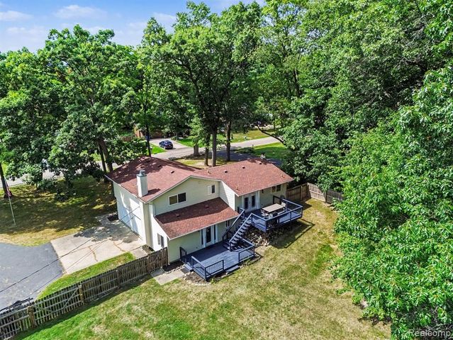 2104 Highfield Road, Waterford, MI 48329