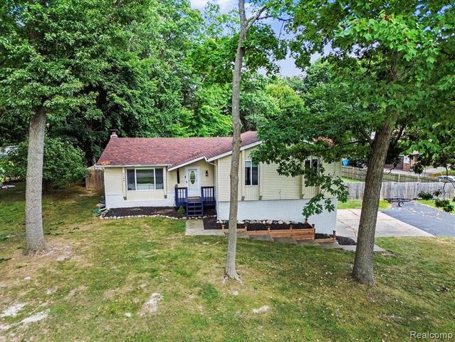 2104 Highfield Road, Waterford, MI 48329