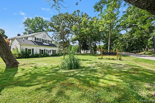 2104 Highfield Road, Waterford, MI 48329