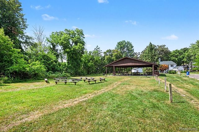2104 Highfield Road, Waterford, MI 48329