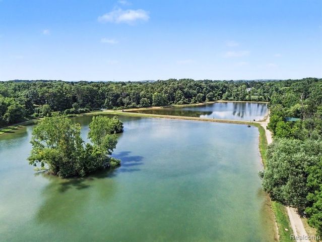 2104 Highfield Road, Waterford, MI 48329