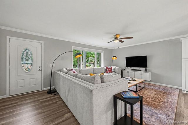 2104 Highfield Road, Waterford, MI 48329