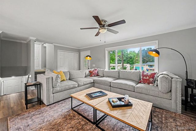 2104 Highfield Road, Waterford, MI 48329