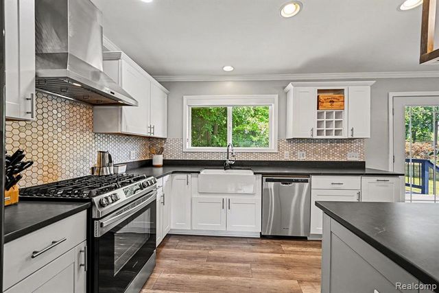 2104 Highfield Road, Waterford, MI 48329