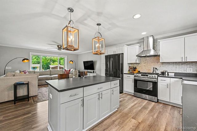 2104 Highfield Road, Waterford, MI 48329