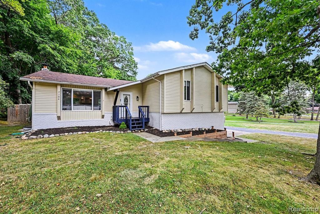 2104 Highfield Road, Waterford, MI 48329
