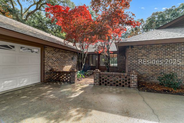 124 Coggins Point Rd, Hilton Head Island, SC 29928