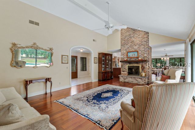 124 Coggins Point Rd, Hilton Head Island, SC 29928