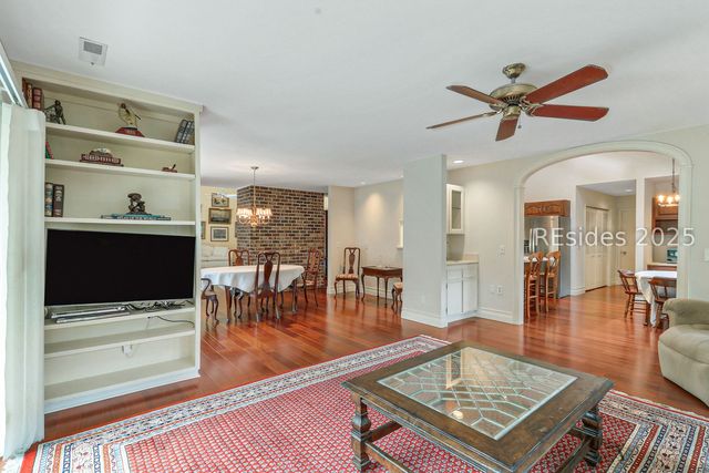 124 Coggins Point Rd, Hilton Head Island, SC 29928