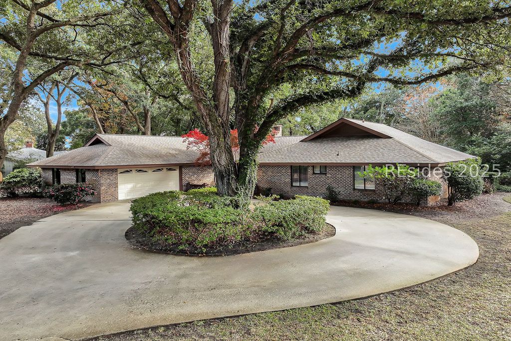 124 Coggins Point Rd, Hilton Head Island, SC 29928