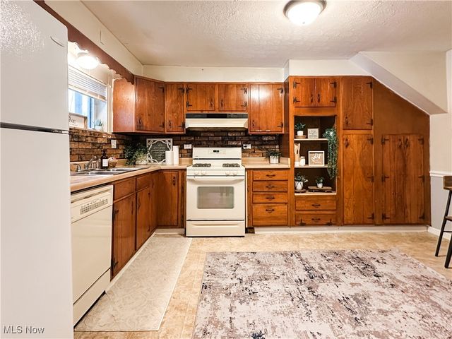 805 Warren Avenue, Belpre, OH 45714