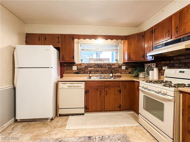 805 Warren Avenue, Belpre, OH 45714