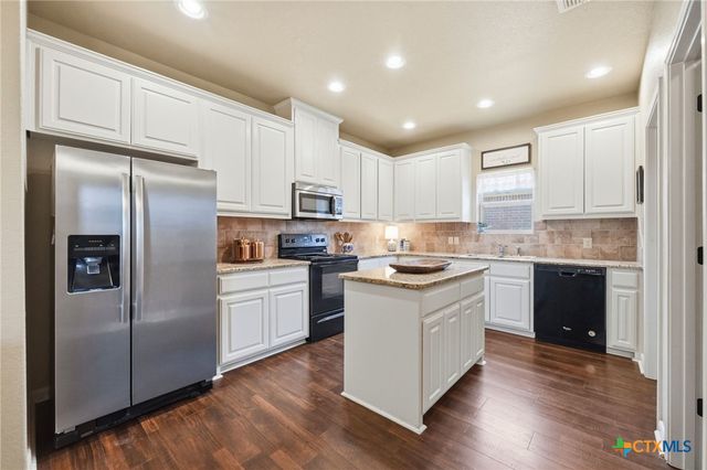 225 Greenway Drive, Seguin, TX 78155