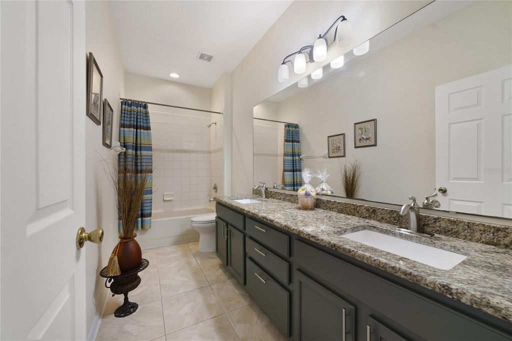 Image 16 of property listing at 8376 PORT LANCASHIRE DRIVE, Orlando, FL 32829