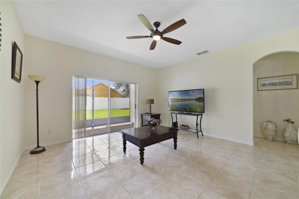 Image 6 of property listing at 8376 PORT LANCASHIRE DRIVE, Orlando, FL 32829