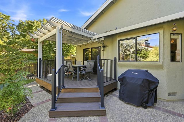 8804 Bradbury Ct, Elk Grove, CA 95624