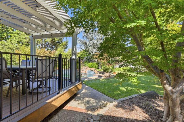 8804 Bradbury Ct, Elk Grove, CA 95624