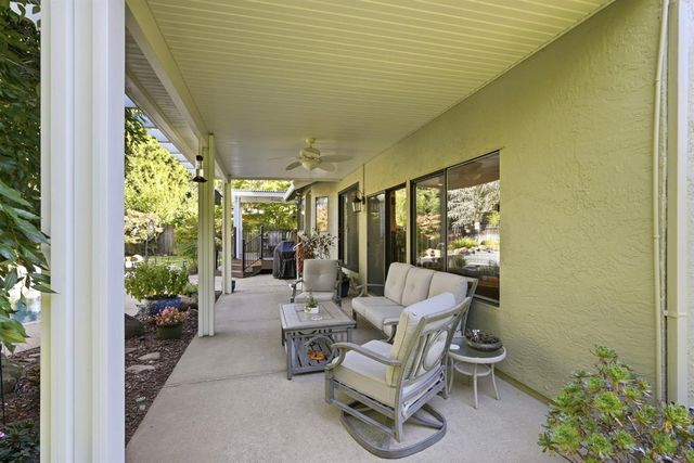 8804 Bradbury Ct, Elk Grove, CA 95624