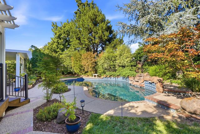 8804 Bradbury Ct, Elk Grove, CA 95624