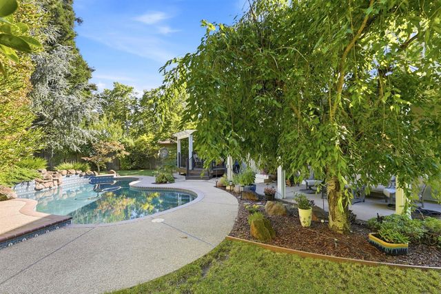8804 Bradbury Ct, Elk Grove, CA 95624