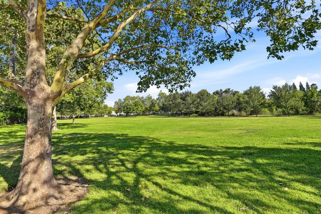 8804 Bradbury Ct, Elk Grove, CA 95624