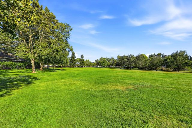 8804 Bradbury Ct, Elk Grove, CA 95624